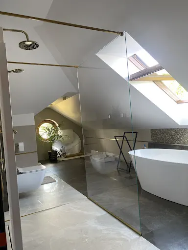 Krakowska Manufaktura Szkła - Lustra, Kabiny prysznicowe na wymiar, Balustrady szklane, Zabudowy szklane